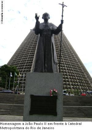 Estátua do papa João Paulo II em frente à Catedral de São Sebastião - Wikimedia commons