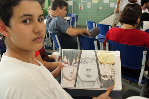 ANDAR 6 CRE CARIOQUINHAS aluno mostra desenhos de animes