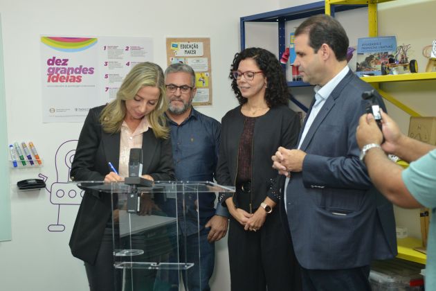 Foto. Prefeita de São Francisco de Itabapoana, Yara Cinthia, assina termo de cooperação, acompanhada do secretário de Educação, Gustavo Terra, da presidente da MultiRio, Maíra Moraes e do deputado Áureo Ribeiro.