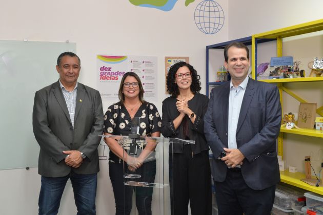Foto. O vice-prefeito de Japeri, Carlos Roberto Januário, e a secretária de Educação, Caroline Ontiveros, firmaram o termo de cooperação técnica, ao lado da presidente da MultiRio, Maíra Moraes e do deputado Áureo Ribeiro.